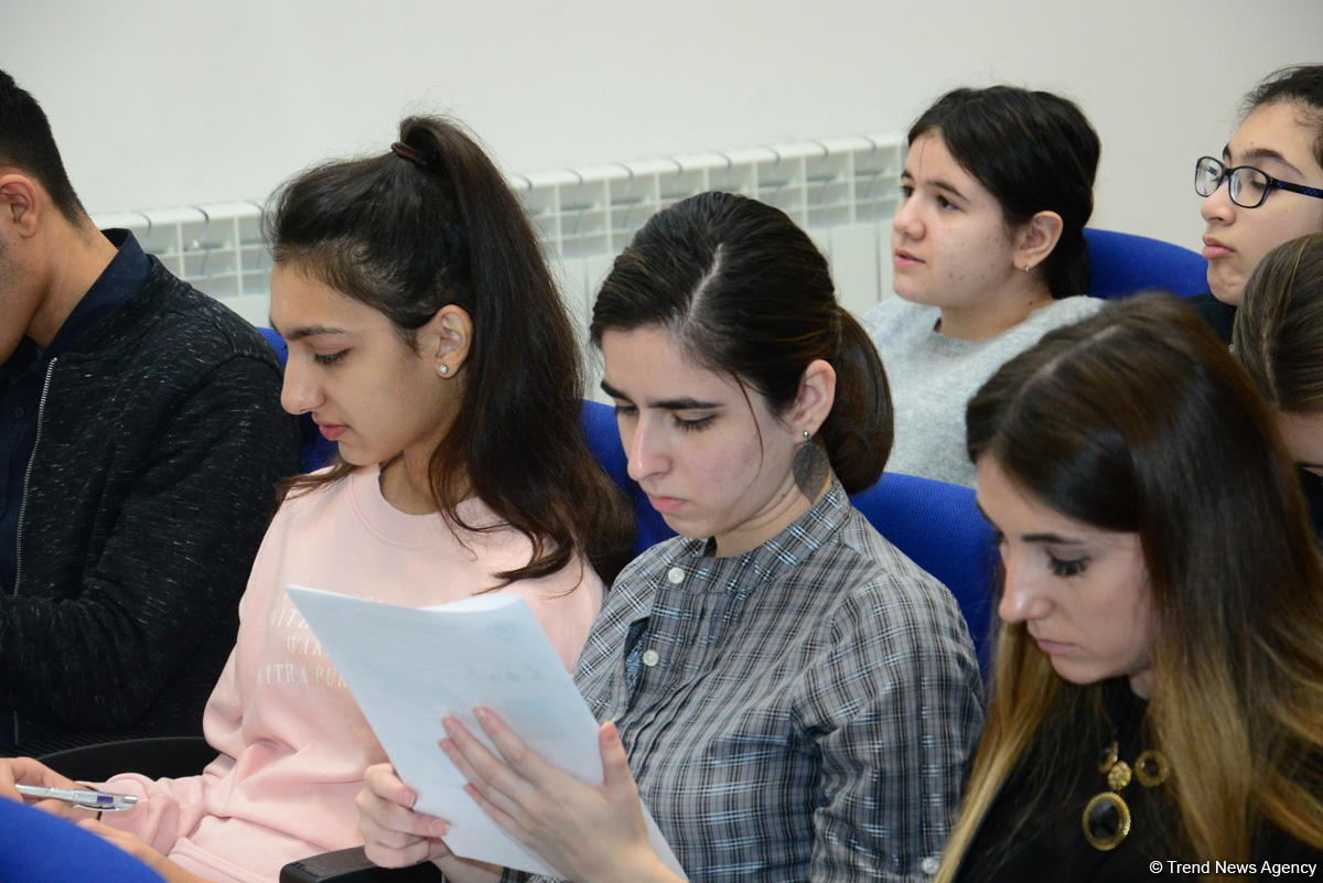 В Бакинском филиале МГУ имени М.В.Ломоносова прошел уникальный Международный географический диктант-2018 (ФОТО)