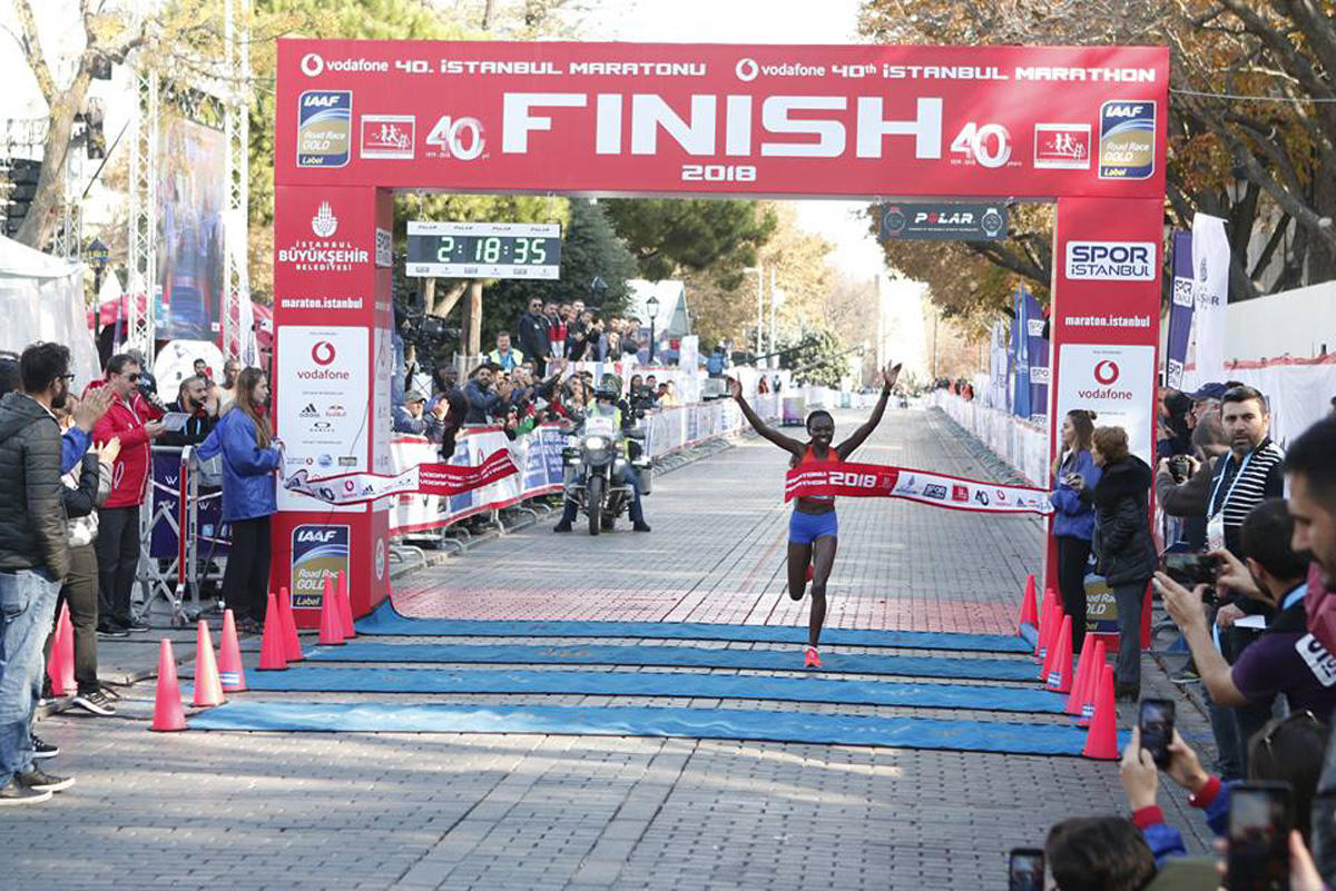 Азербайджанка пробежала по Босфорскому мосту из Азии в Европу, установив рекорд  (ФОТО)