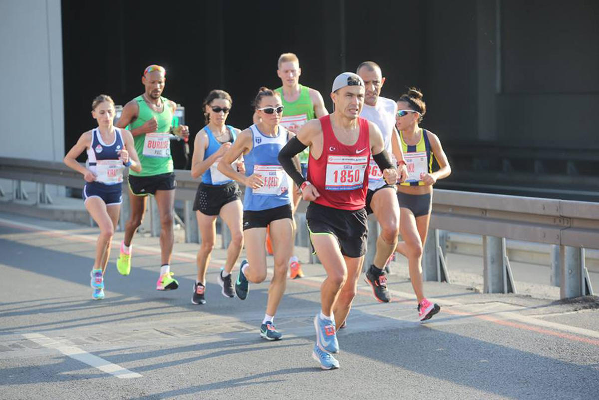 Азербайджанка пробежала по Босфорскому мосту из Азии в Европу, установив рекорд  (ФОТО)