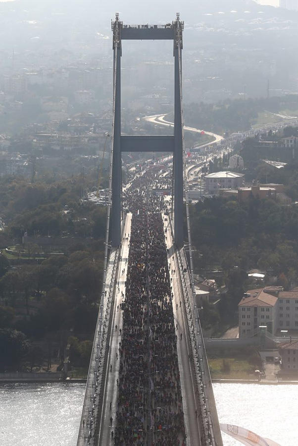 Азербайджанка пробежала по Босфорскому мосту из Азии в Европу, установив рекорд  (ФОТО)