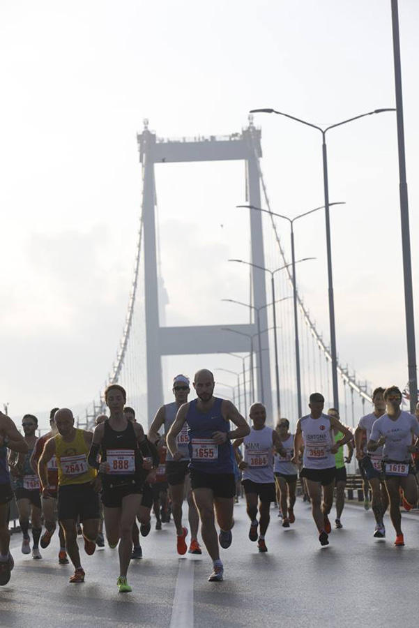 Азербайджанка пробежала по Босфорскому мосту из Азии в Европу, установив рекорд  (ФОТО)