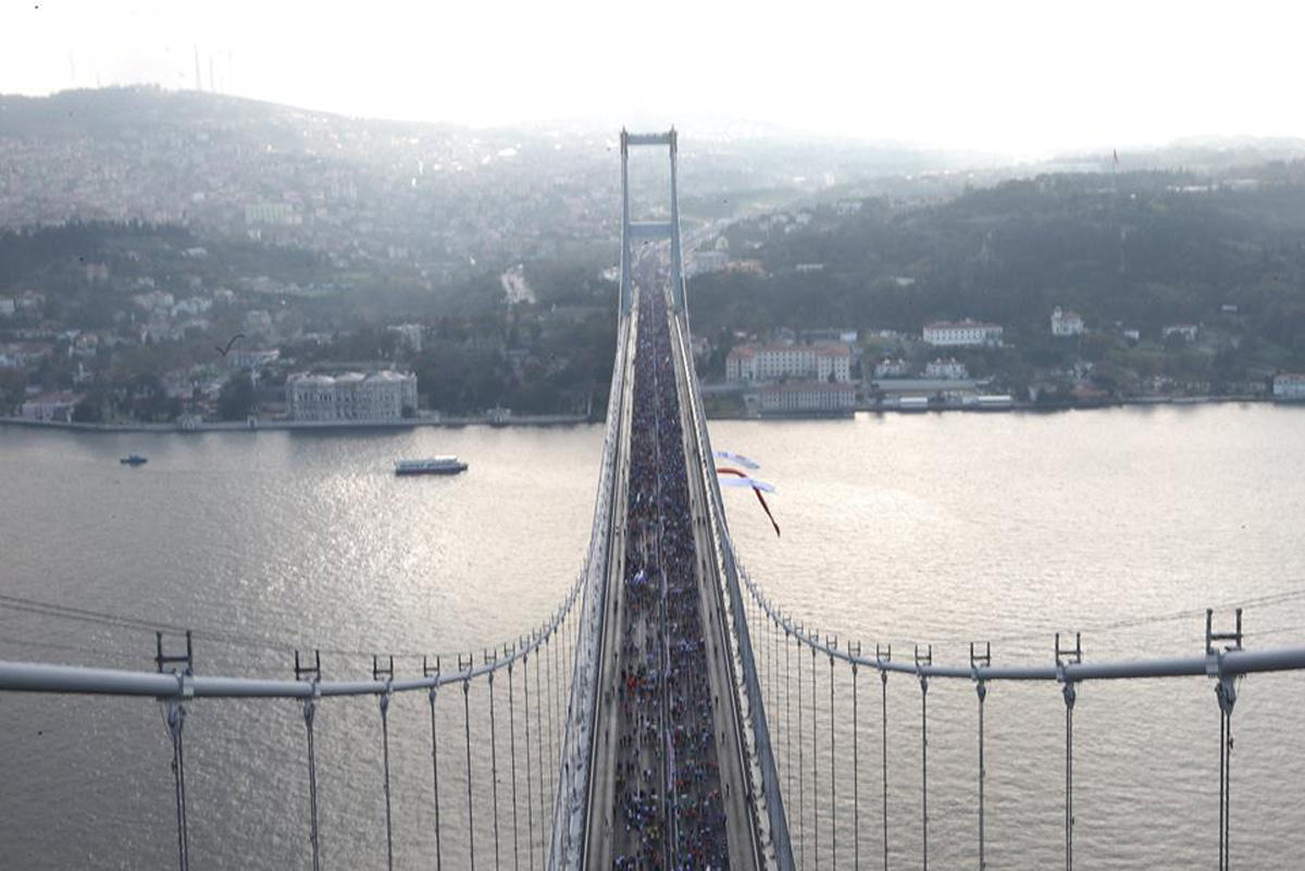 Азербайджанка пробежала по Босфорскому мосту из Азии в Европу, установив рекорд  (ФОТО)