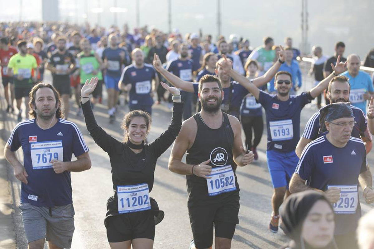 Азербайджанка пробежала по Босфорскому мосту из Азии в Европу, установив рекорд  (ФОТО)