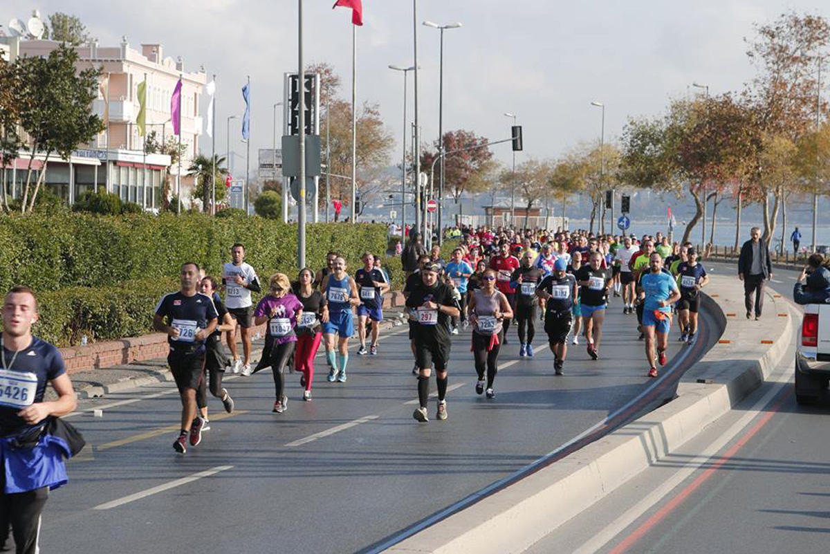 Азербайджанка пробежала по Босфорскому мосту из Азии в Европу, установив рекорд  (ФОТО)