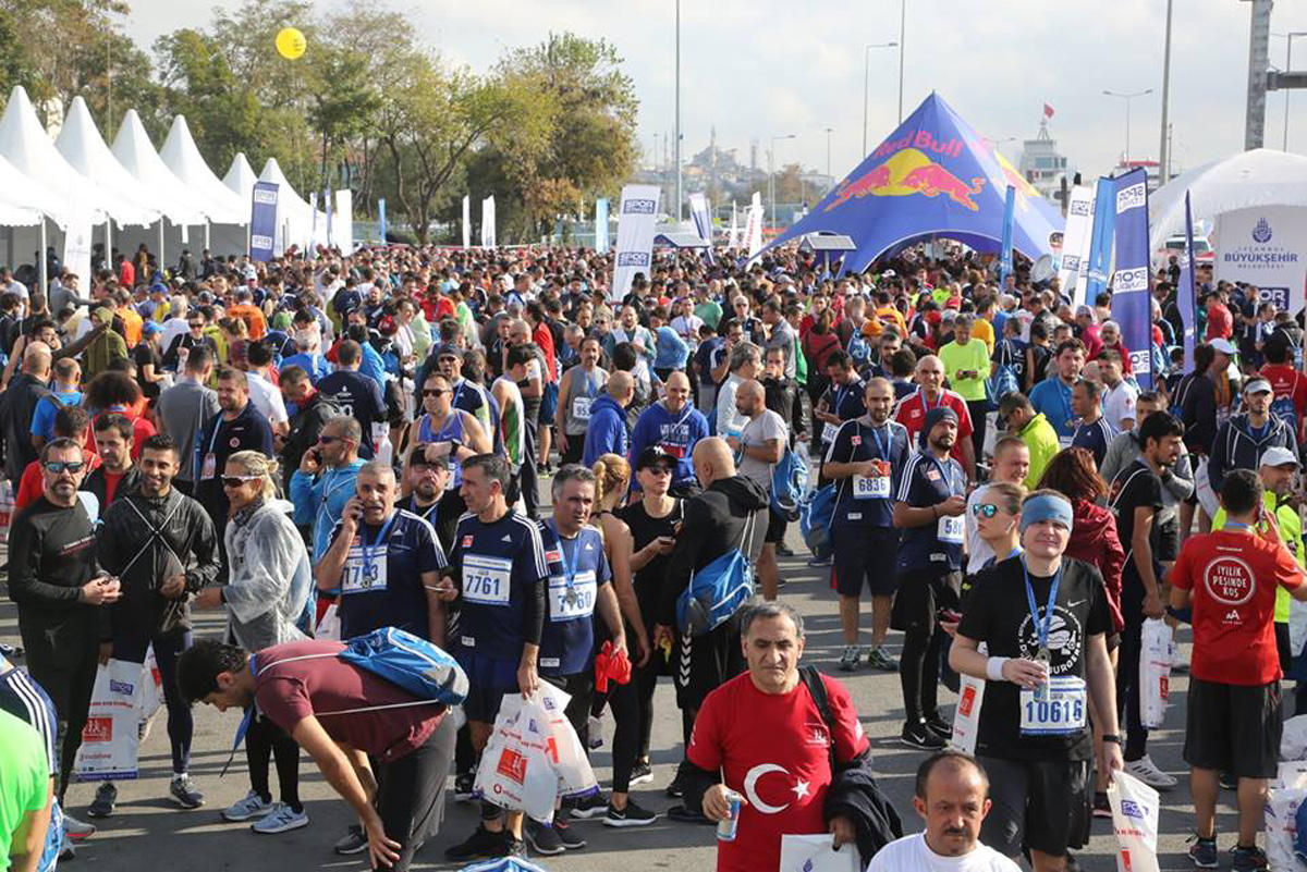 Азербайджанка пробежала по Босфорскому мосту из Азии в Европу, установив рекорд  (ФОТО)