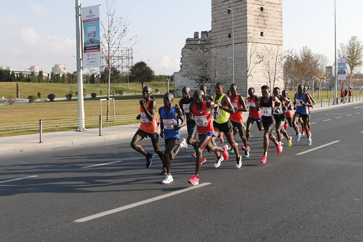 Азербайджанка пробежала по Босфорскому мосту из Азии в Европу, установив рекорд  (ФОТО)