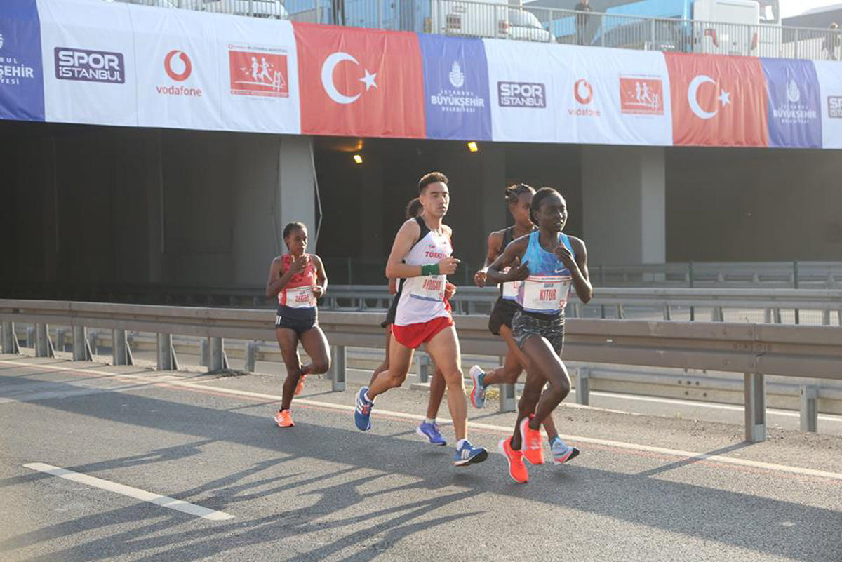 Азербайджанка пробежала по Босфорскому мосту из Азии в Европу, установив рекорд  (ФОТО)