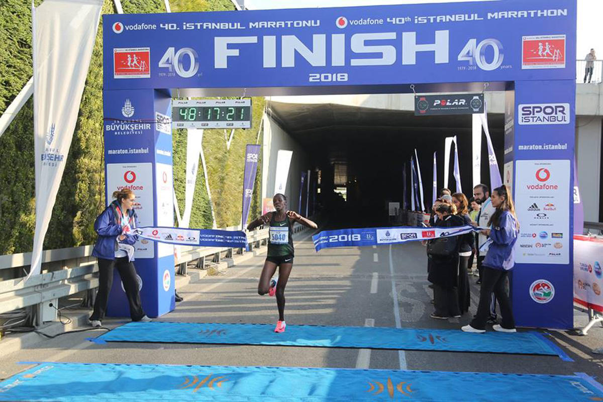 Азербайджанка пробежала по Босфорскому мосту из Азии в Европу, установив рекорд  (ФОТО)