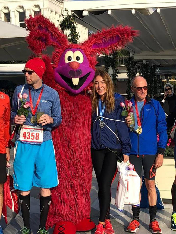 Азербайджанка пробежала по Босфорскому мосту из Азии в Европу, установив рекорд  (ФОТО)