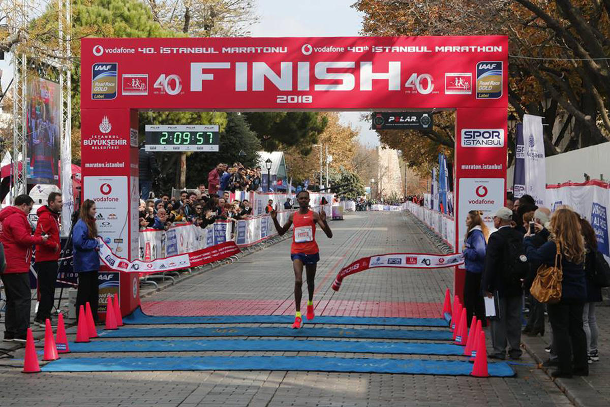 Азербайджанка пробежала по Босфорскому мосту из Азии в Европу, установив рекорд  (ФОТО)