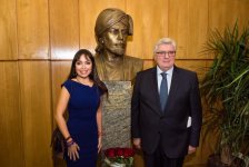 Вице-президент Фонда Гейдара Алиева Лейла Алиева приняла участие в торжественной церемонии открытия бюста Насими в Москве (ФОТО)
