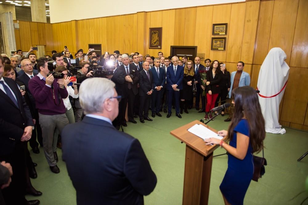 Вице-президент Фонда Гейдара Алиева Лейла Алиева приняла участие в торжественной церемонии открытия бюста Насими в Москве (ФОТО)