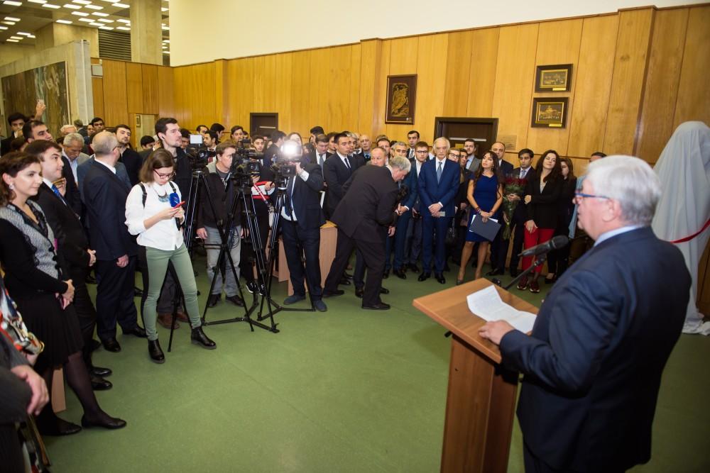 Вице-президент Фонда Гейдара Алиева Лейла Алиева приняла участие в торжественной церемонии открытия бюста Насими в Москве (ФОТО)