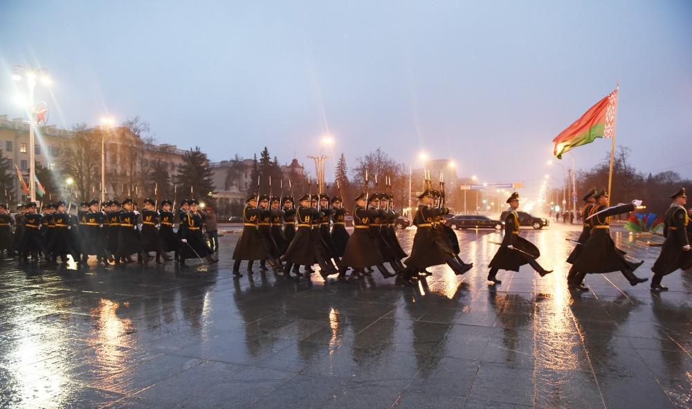 Президент Ильхам Алиев посетил площадь Победы в Минске (ФОТО)