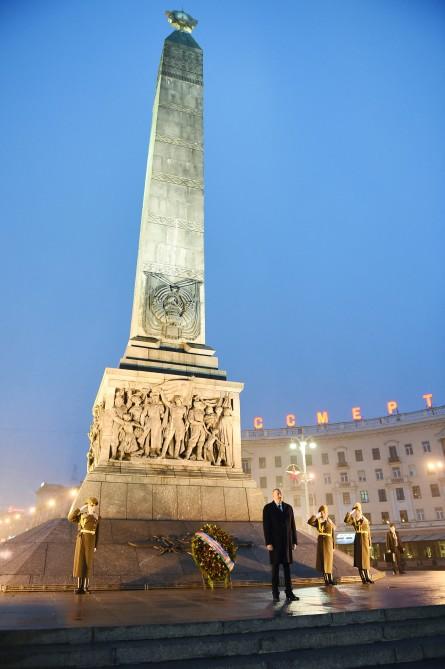 Президент Ильхам Алиев посетил площадь Победы в Минске (ФОТО)