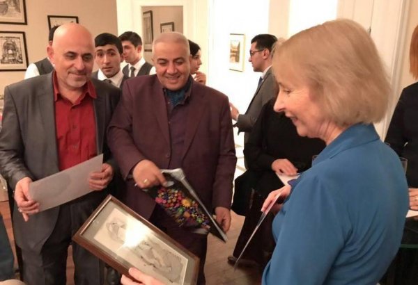 Посол Великобритании пригласила домой азербайджанских художников (ФОТО)