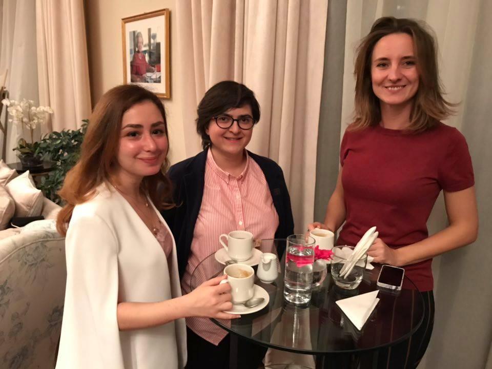 Посол Великобритании пригласила домой азербайджанских художников (ФОТО)