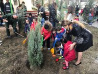 Воспитанники детсада и школьники посадили около 110 деревьев в Баку (ФОТО)