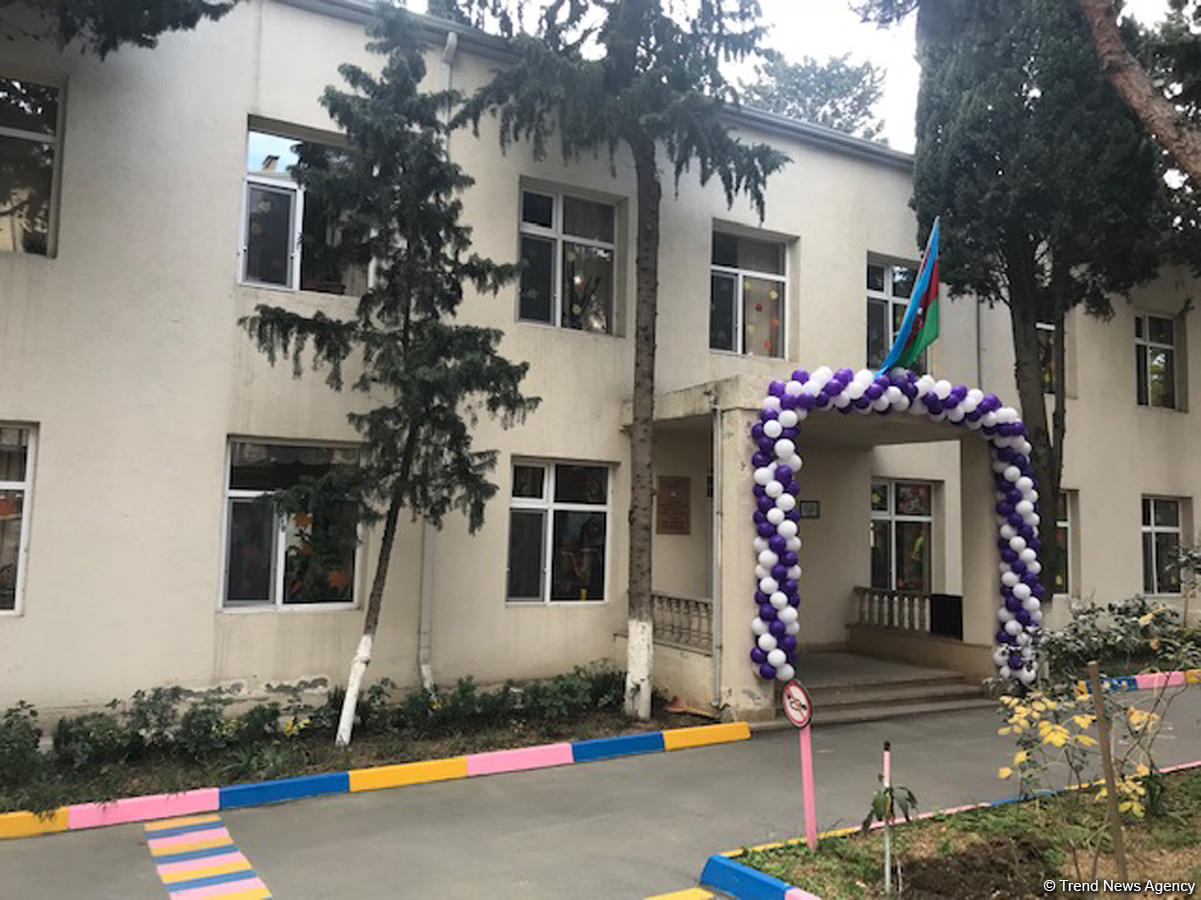 Воспитанники детсада и школьники посадили около 110 деревьев в Баку (ФОТО)