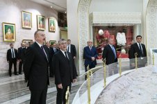 Президент Ильхам Алиев посетил мемориальный комплекс «Народная память» в Ашхабаде (ФОТО)