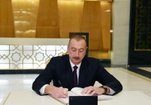 Президент Ильхам Алиев посетил мемориальный комплекс «Народная память» в Ашхабаде (ФОТО)