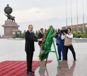Президент Ильхам Алиев посетил мемориальный комплекс «Народная память» в Ашхабаде (ФОТО)