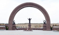 Президент Ильхам Алиев посетил мемориальный комплекс «Народная память» в Ашхабаде (ФОТО)