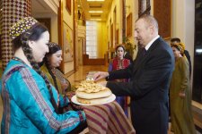 Президент Ильхам Алиев ознакомился в Ашхабаде с Национальным музеем туркменского ковра (ФОТО)