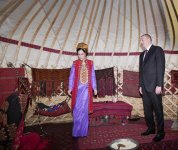 Президент Ильхам Алиев ознакомился в Ашхабаде с Национальным музеем туркменского ковра (ФОТО)