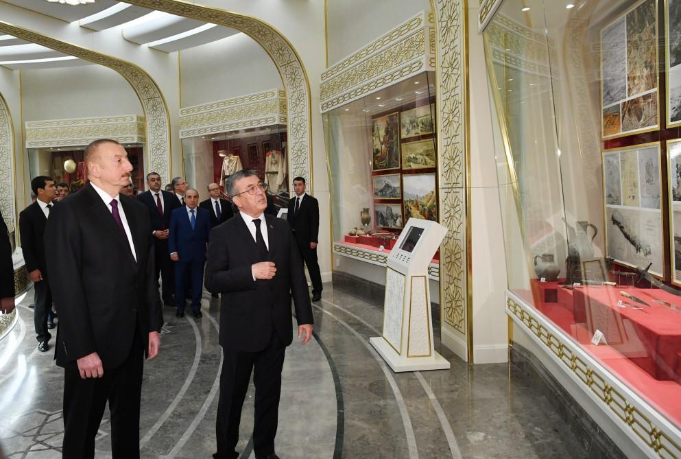 Президент Ильхам Алиев посетил мемориальный комплекс «Народная память» в Ашхабаде (ФОТО)