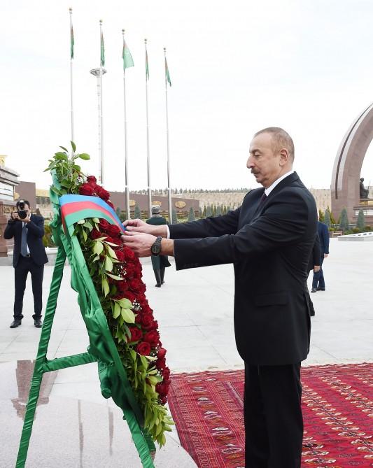 Президент Ильхам Алиев посетил мемориальный комплекс «Народная память» в Ашхабаде (ФОТО)