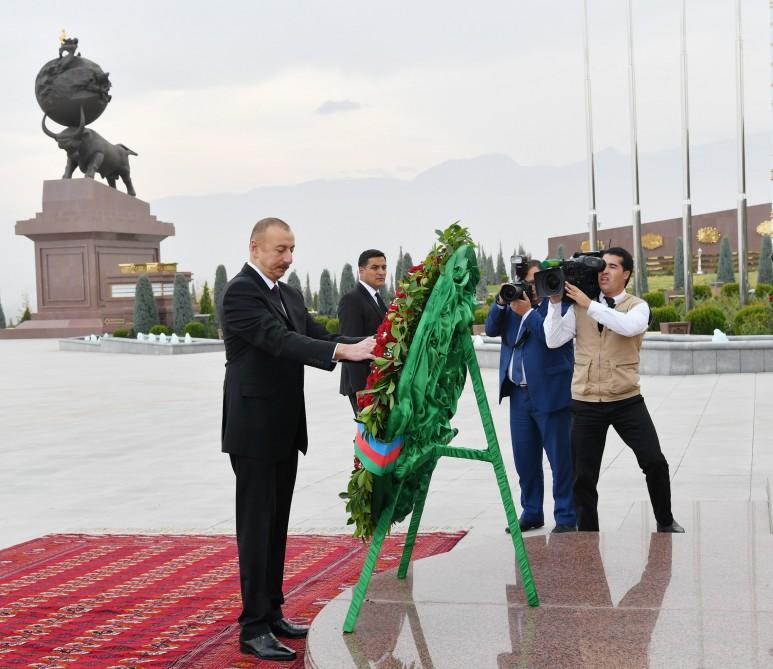 Президент Ильхам Алиев посетил мемориальный комплекс «Народная память» в Ашхабаде (ФОТО)