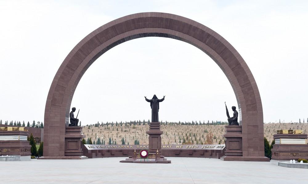 Президент Ильхам Алиев посетил мемориальный комплекс «Народная память» в Ашхабаде (ФОТО)