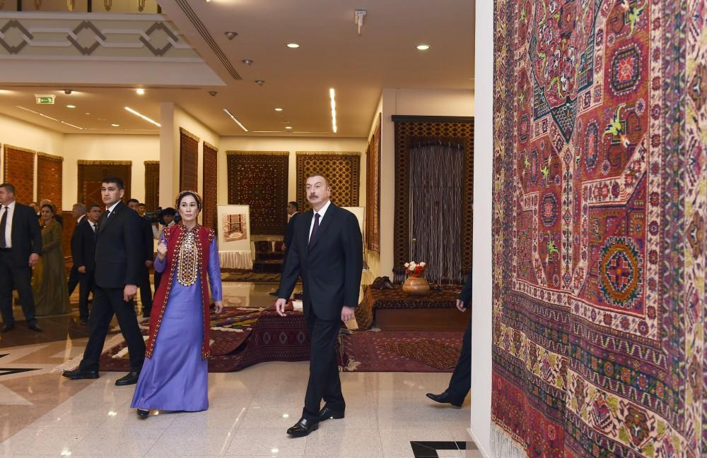 Президент Ильхам Алиев ознакомился в Ашхабаде с Национальным музеем туркменского ковра (ФОТО)