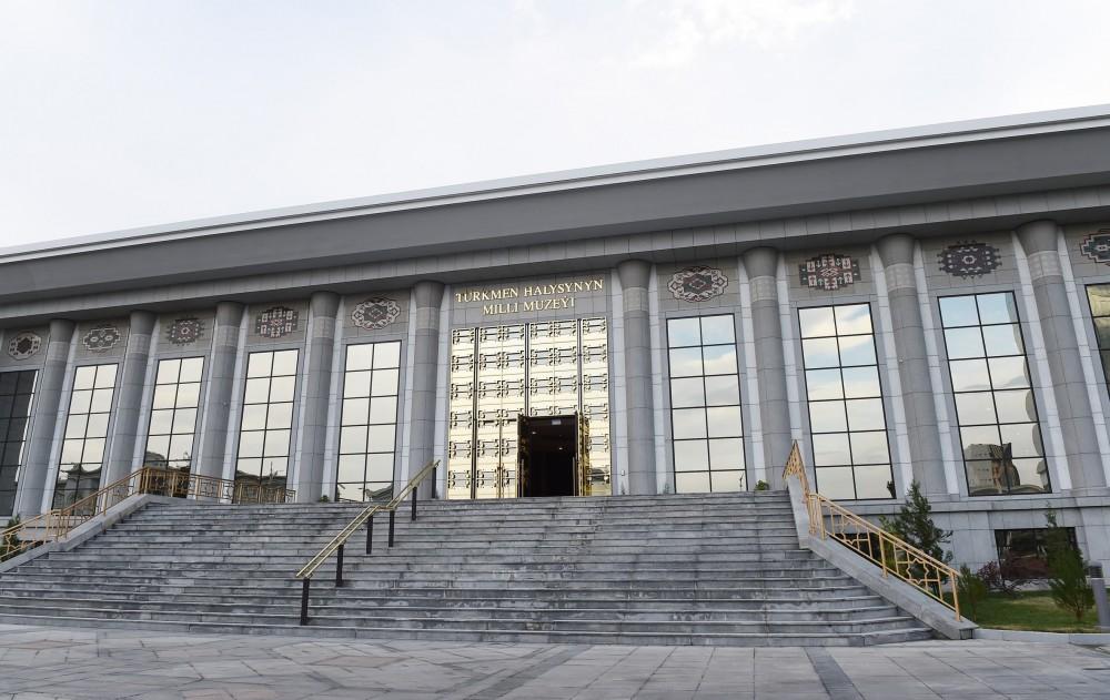 Президент Ильхам Алиев ознакомился в Ашхабаде с Национальным музеем туркменского ковра (ФОТО)