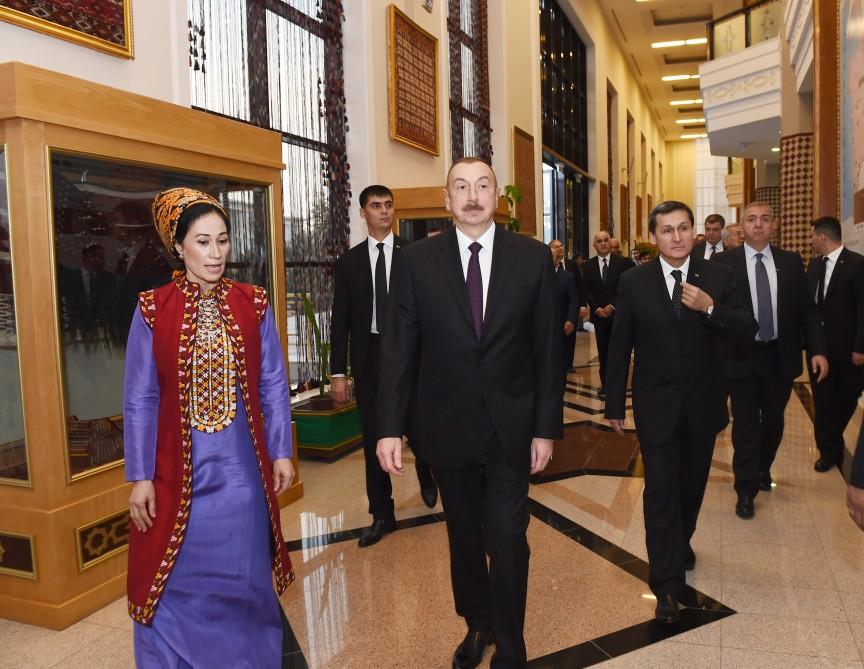 Президент Ильхам Алиев ознакомился в Ашхабаде с Национальным музеем туркменского ковра (ФОТО)