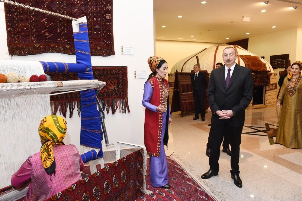 Президент Ильхам Алиев ознакомился в Ашхабаде с Национальным музеем туркменского ковра (ФОТО)