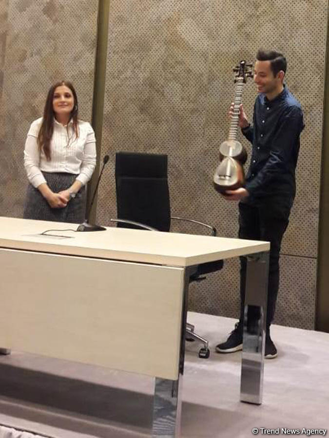 Венгерскому пианисту-рекордсмену подарили тар в Баку (ФОТО/ВИДЕО)