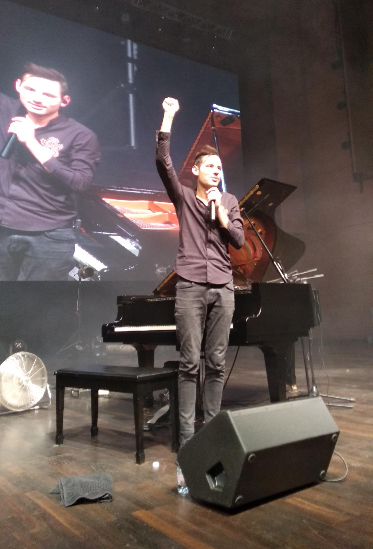 Феноменальные пальцы Петера Бенца удивили Баку (ВИДЕО, ФОТО)