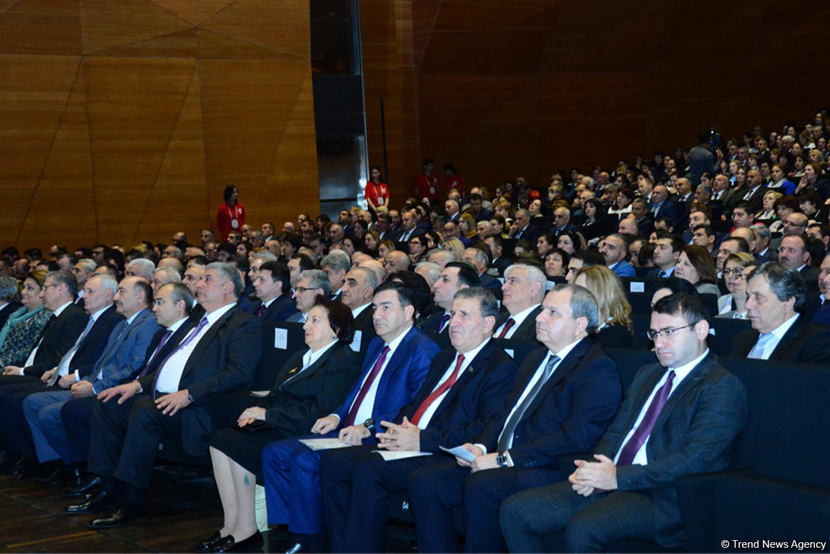 В Баку завершил свою работу XV съезд азербайджанских учителей (ФОТО)