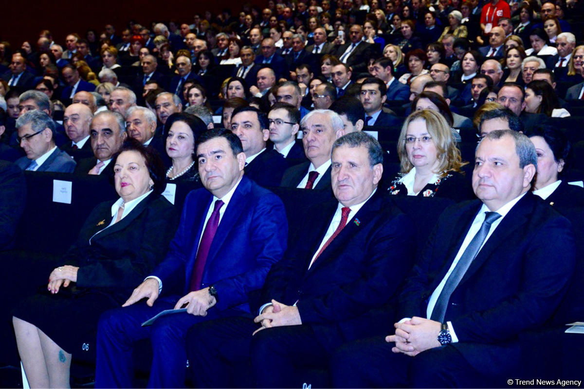 В Баку завершил свою работу XV съезд азербайджанских учителей (ФОТО)