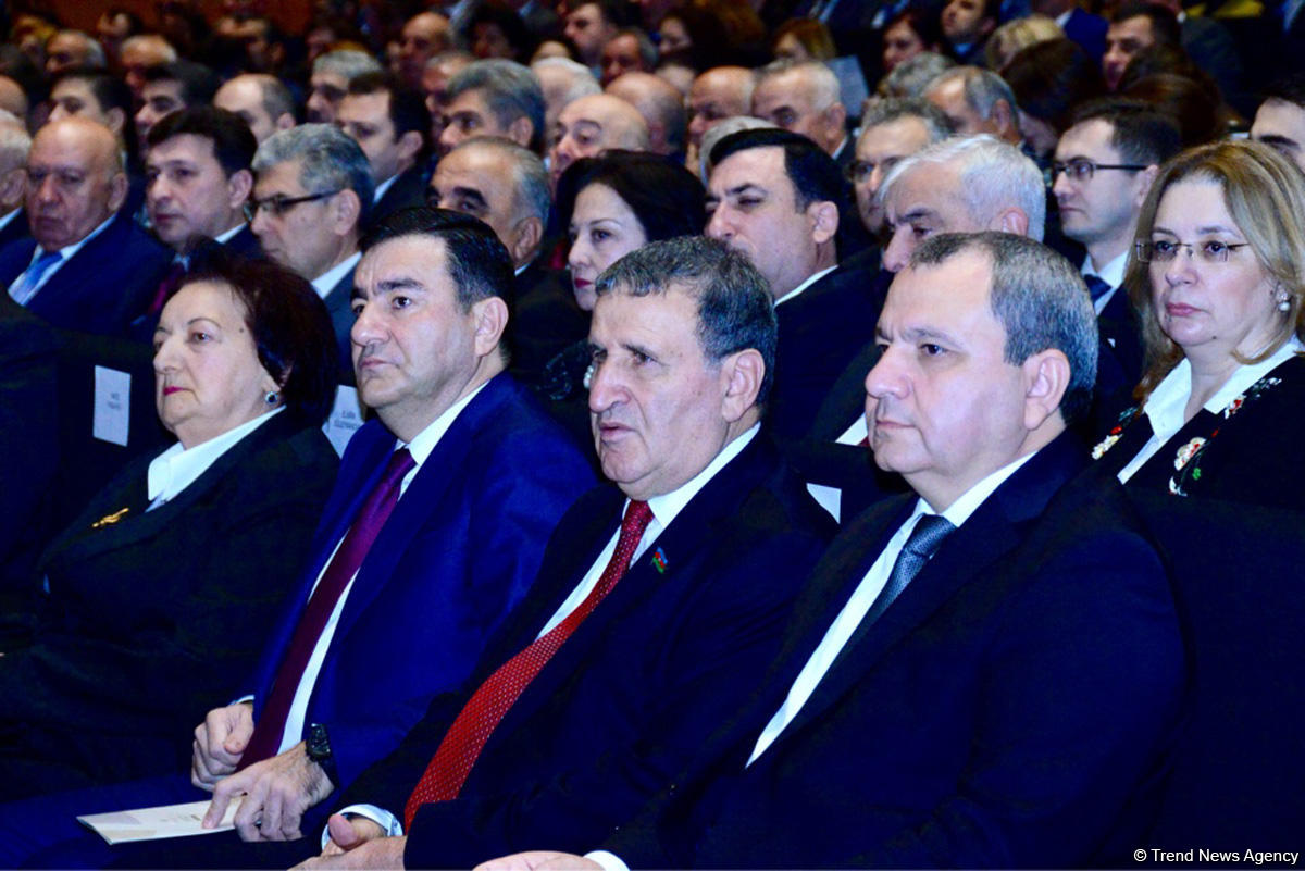 В Баку завершил свою работу XV съезд азербайджанских учителей (ФОТО)