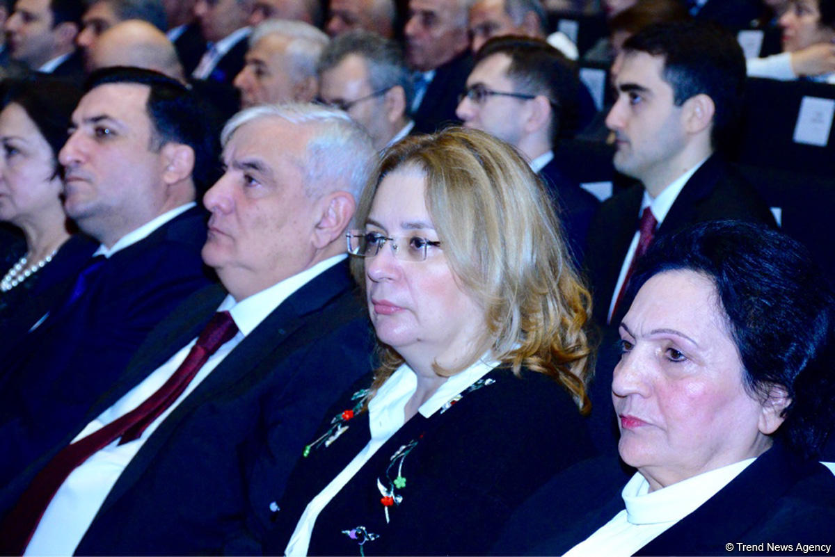 В Баку завершил свою работу XV съезд азербайджанских учителей (ФОТО)