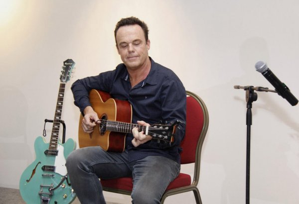 Человек-оркестр из Франции  представил в Баку синтез гитары и тара (ВИДЕО, ФОТО)