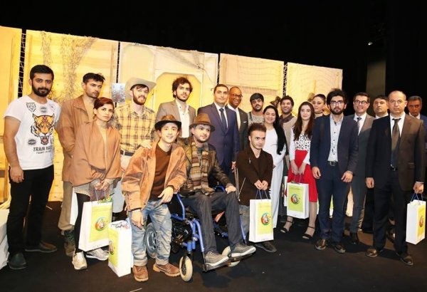 Азербайджанцы временно стали американцами (ФОТО)