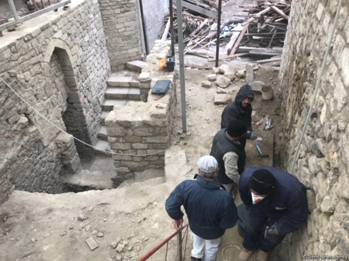 В Ичеришехер продолжается реконструкция средневековой бани (ФОТО)