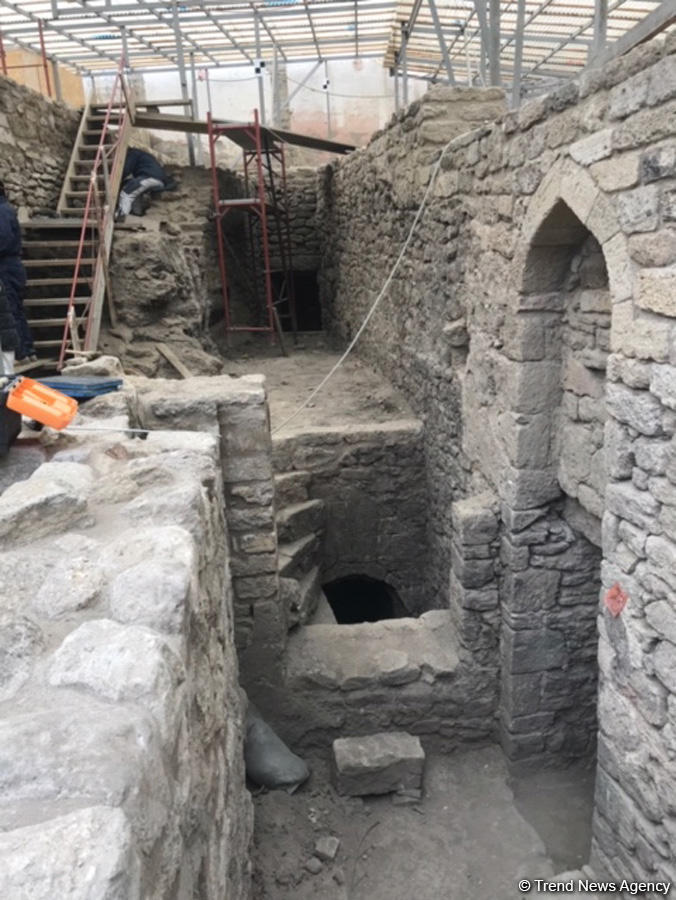 В Ичеришехер продолжается реконструкция средневековой бани (ФОТО)