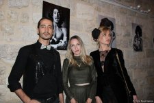 Красивое отцовство в Баку: мир двух мужчин - трехнедельного малыша и его отца (ФОТО)