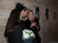 Красивое отцовство в Баку: мир двух мужчин - трехнедельного малыша и его отца (ФОТО)