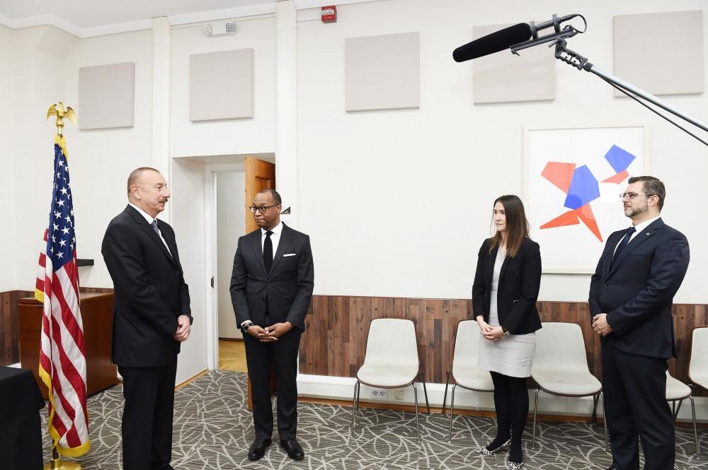 Президент Ильхам Алиев посетил посольство США в Баку в связи с кончиной Буша-старшего (ФОТО)